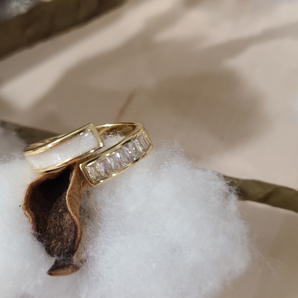 🎉🎉NEW🎉🎉 GORGEOUS!! Adjustable White Enamel And CZ Baguettes Claw Ring - Picture 15 of 16